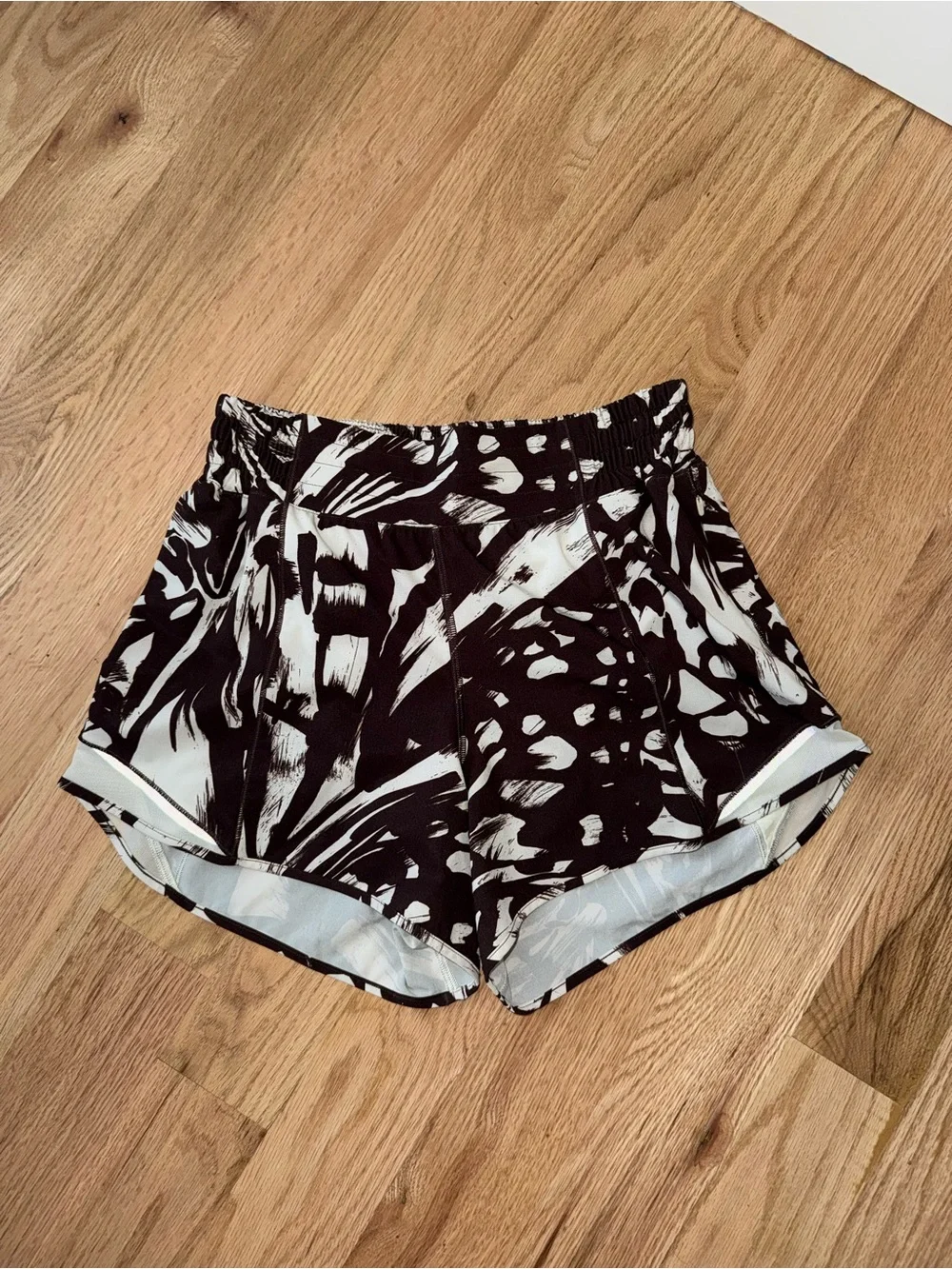 LIKE NEW 4” Lululemon Hotty Hot High Rise Lined Short Espresso Bone Size 6